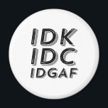 Imã IDC IDGAF Funny Sarcasage Vintage Tipo de Retro<br><div class="desc">Vintage Retro IDC IDGAF. Vintagem engraçada, sarcástica e design retrógrada para aqueles que apreciam humor, sarcasmo, trocadilho, piadas e ditado sarcástico espirituoso. Esta mercadoria legal e intransigente da tipografia é excelente de espalhar diversão e rir. Slogan de excelente para expressar seu sentimento rabugento depois de lidar com alguns tolos e...</div>