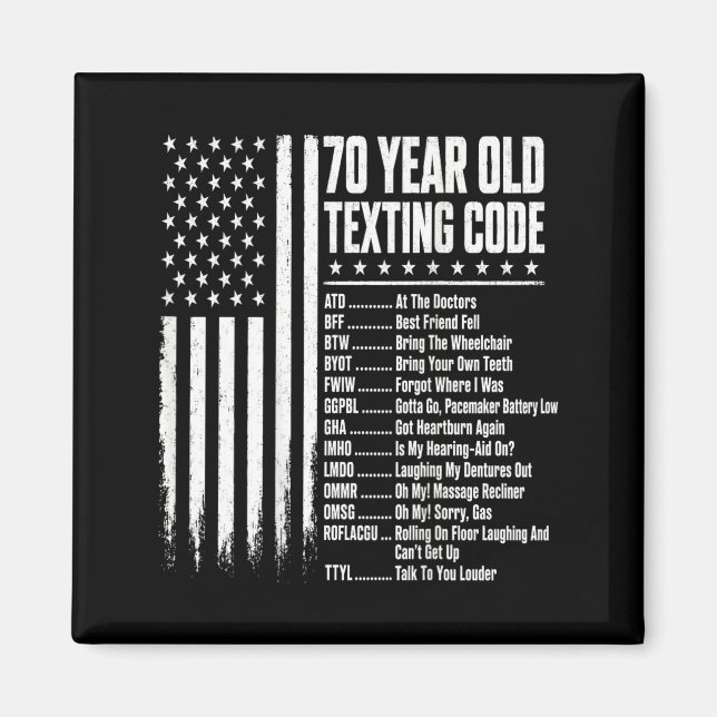 Imã Idoso de 70 anos digitando código no celular (Frente)