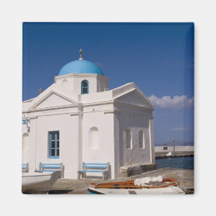Imã Igreja branca na praia perto do Mar Egeu em