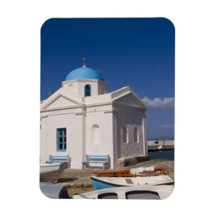 Ímã Igreja Branca na praia perto do Mar Egeu, em