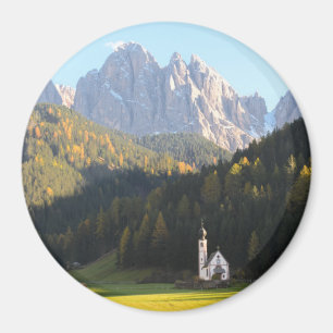 Imã Igreja com o ímã redondo da montanha das dolomit