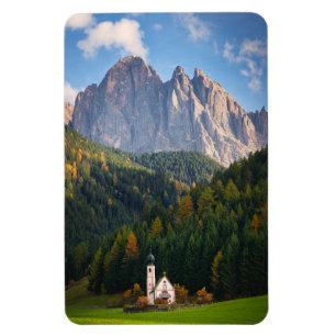 Ímã Igreja em frente às montanhas Dolomitas na Itáli