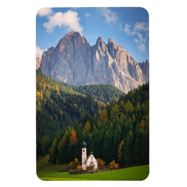 Ímã Igreja em frente às montanhas Dolomites na Itália (Vertical)