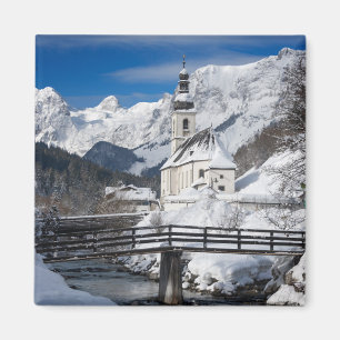 Imã Igreja na neve com montanhas alpes