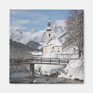 Imã Igreja na neve com montanhas alpes no inverno