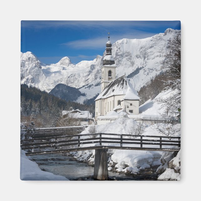 Imã Igreja na neve com montanhas alpinas (Frente)
