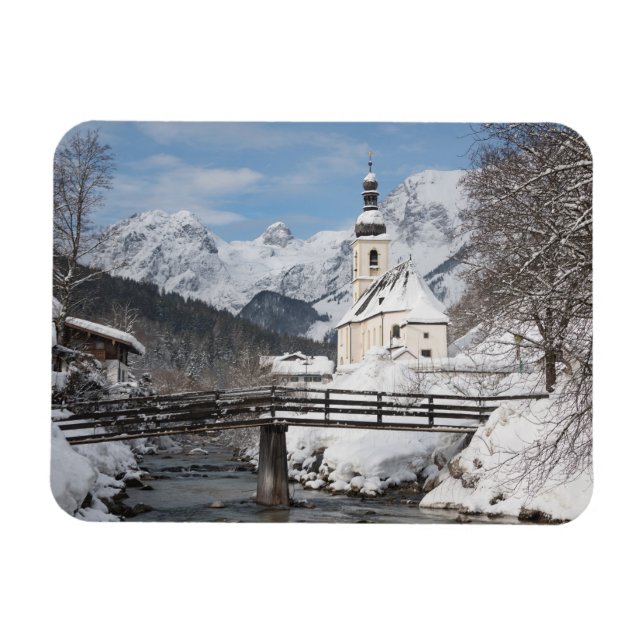 Ímã Igreja na neve com montanhas alpinas no inverno (Horizontal)
