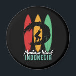 Imã Ilha de Mentawai Indonésia: Imagem Retroativa<br><div class="desc">Vintage retro surfboard design para surfistas que adoram surfar e andar pelas ondas do oceano. Férias legal de Verão, mercadorias de férias de primavera para aqueles que desfrutam de sol quente, clima tropical, banho de sol debaixo da palmeira. Design para vestir encolhido e angustiado enquanto aproveita a festa na praia...</div>