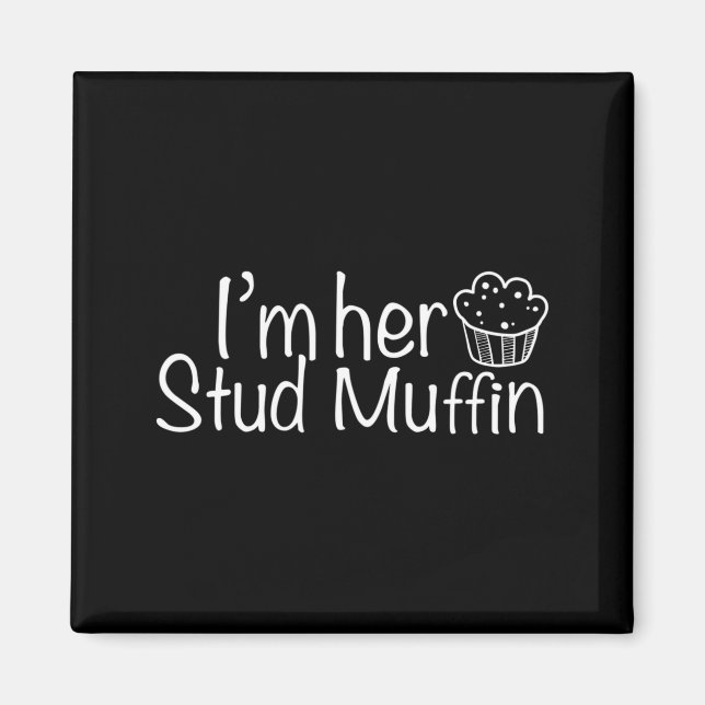 Imã Im Her Stud Muffin Funny Couples Valentine Day App (Frente)