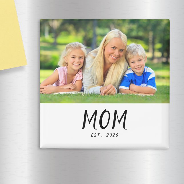 Imã Ímã de Presente de Foto Estabelecida pela Mamãe (A magnet with "Mom Est. 2026" text and custom photo)