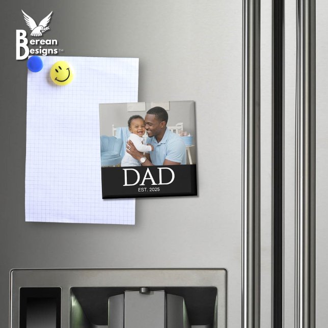 Imã Ímã de Presente de Foto Estabelecido pelo Papai (DAD ESTABLISHED black magnet with customizable photo and year. Ideal gift for Father's Day. )