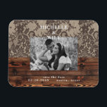 Ímã Imã salve a data de Fotografias Rustic Wood & Lace<br><div class="desc">Rustic Wood & Lace Monograma Salvar a Data. Casamento. Fonte moderna. Ímã. Foto do casal.</div>