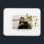 Ímã Imã salve a data de Fotos de Casamento Dourado Mod<br><div class="desc">O design apresenta sua foto incrível com a frase Salvar a data em um script dourado moderno. Personalize facilmente com informações importantes de escolha. Irá elogiar qualquer tema moderno de casamento,  e qualquer estação.</div>