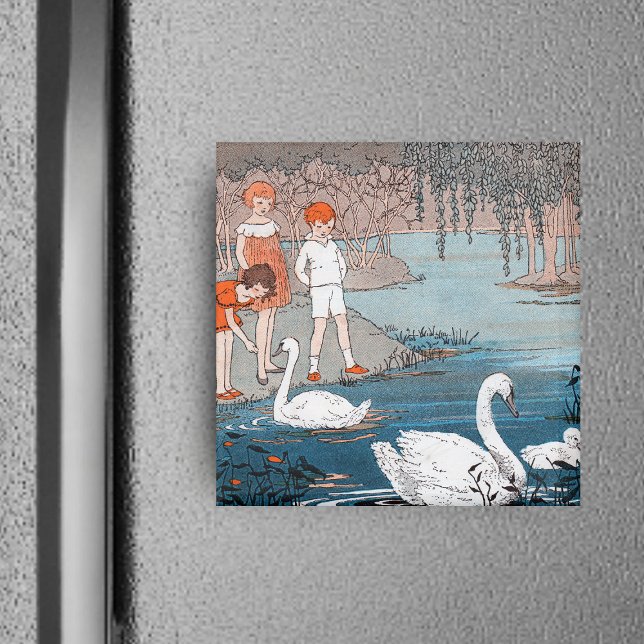 Imã Imagem das Crianças e dos Cisnes (Children red hair at shore of blue lake feeding pretty white swans on square magnet.)