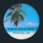 Imã Imagem de Casamento com Data de Casamento<br><div class="desc">Cena de praia tropical com espaço para nomes da noiva e noiva e um lugar para você se adaptar com a data do casamento.</div>