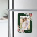 Ímã Imagem de Foto de Natal Elegante<br><div class="desc">Celebre esta época festiva com o nosso elegante e elegante Magnet Foto de Natal. Pintado à mão com amor, este ímã fotográfico apresenta uma mistura requintada de flores creme, bagas vermelhas e botânicos verdes, todos colocados contra uma escolha de fundo vermelho, verde escuro ou preto. Perfeito para aqueles que apreciam...</div>