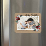 Ímã Imagem de Foto de Natal Floral de Férias<br><div class="desc">Cartões com fotos magnéticos personalizados com modelos simples para personalização. Este design festivo apresenta uma elegante borda floral de aquarela em cores vermelha, verde e burgundy em fundo kraft falso. O texto diz "Feliz Natal" numa letra moderna de escrita de caligrafia. Personalize-o com suas fotos, nome, ano ou outro texto...</div>