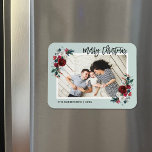 Ímã Imagem de Foto de Natal Floral de Férias<br><div class="desc">Cartões com fotos magnéticos personalizados com modelos simples para personalização. Este design festivo apresenta uma elegante borda floral de aquarela em cores vermelha, verde e burgundy sobre fundo de menta. O texto diz "Feliz Natal" numa letra moderna de escrita de caligrafia. Personalize-o com suas fotos, nome, ano ou outro texto...</div>