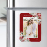 Ímã Imagem de Foto Elegante de Natal<br><div class="desc">Imagem Elegante de Natal. Celebre esta época festiva com o nosso elegante e elegante Magnet Foto de Natal. Pintado à mão com amor, este ímã fotográfico apresenta uma mistura requintada de flores creme, bagas vermelhas e botânicos verdes, todos colocados contra uma escolha de fundo vermelho, verde escuro ou preto. Perfeito...</div>