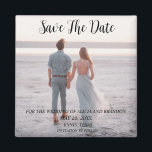 Imã Imagem Elegante Simples Casamento de Foto Moderno<br><div class="desc">Casamento fotográfico simples,  elegante,  preto e branco,  moderno,  Imã salve a data. Você pode personalizá-lo com seus detalhes.</div>