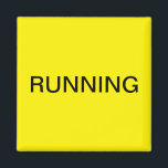 Imã Íman amarelo de máquina de lavar louça<br><div class="desc">Íman mínimo de cozinha de máquina de lavar louça "em execução" com um fundo amarelo que o ajuda com a organização da cozinha. Personalize com o seu texto.</div>