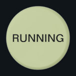 Imã Íman de máquina de lavar louça verde<br><div class="desc">Um imã mínimo de cozinha da máquina de lavar louça "correndo" com um fundo verde sábio que o ajuda com a organização da cozinha. Personalize com o seu texto.</div>