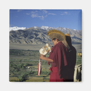 Imã Índia, Ladakh, Thikse. Monge budista sopra