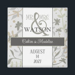 Imã Infecções Florais Simples Inspirivência Moderna El<br><div class="desc">Este elegante Sr. e Sra. Magnet mostra os nomes dos casais e a data do casamento. Um ímã excelente para um favor ou salve o lembrete de data. É criado com alguns prigos florais bonito, sábios e desenhados à mão. A design neutra moderna tem um aspecto natural que é perfeito...</div>