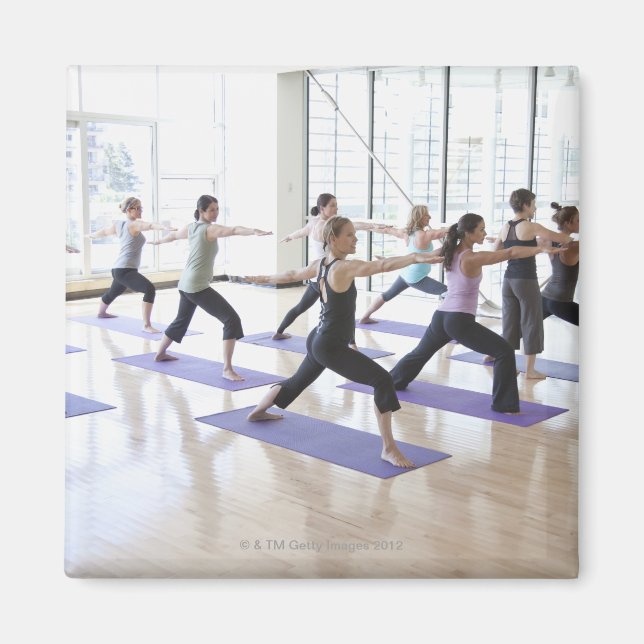 Imã Instrutor Yoga ensinando uma classe de mulheres (Frente)