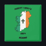 Imã Irlandês Wedding Gift Magnet<br><div class="desc">Apresentamos o nosso "Magnet Gift" irlandês, um delicioso aditamento a qualquer frigorífico ou superfície magnética, concebido para comemorar a ocasião especial com um toque de charme irlandês. No coração deste ímã encontra-se o contorno da Irlanda, intricadamente traçado nas vibrantes cores das tricores irlandesas - verde, branco e laranja. Dentro deste...</div>