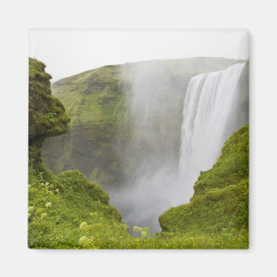 Imã Islândia. A cachoeira Skogarfoss cai sobre uma