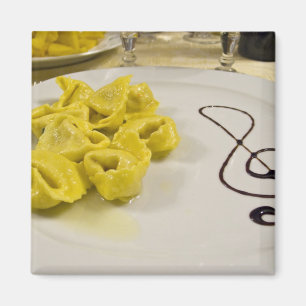Imã Itália, Cento. Um prato de tortellini de queijo