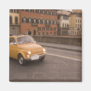 Imã Itália, Florença. Fiat 800 Rally cruza Arno
