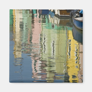 Imã Itália, Veneza, Burano. Casas multicoloridas ao lo
