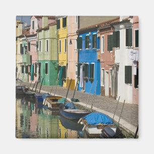 Imã Itália, Veneza, Burano. Casas multicoloridas ao lo