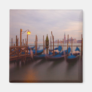 Imã Itália, Veneza. Gôndolas ancoradas ao crepúsculo.