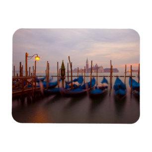 Ímã Itália, Veneza. Gôndolas ancoradas ao crepúsculo.