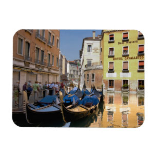 Ímã Itália, Veneza, gôndolas ancoradas ao longo do can