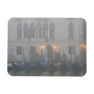 Ímã Itália, Veneza. Uma fileira de gôndolas vistas atr