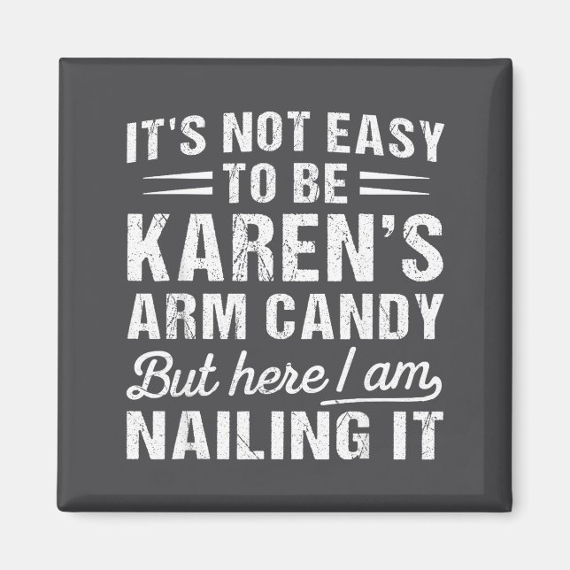 Imã Its-not-easy To Be Karen's Arm Candy Funny Husband (Frente)