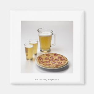 Imã Jarro e duas pintas da cerveja ao lado dos