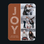 Ímã JOY Foliage Lettering Terracotta Foto Collage<br><div class="desc">JOY Foliage Lettering Terracotta Foto de Natal Collage Magnet | Envie Cartões de natal com este ímã fotográfico de feriado caprichoso. Apresenta folhagem de JOY,  tipografia decorativa e padrão festivo. Personalize adicionando nomes,  mensagens e fotos.</div>