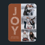 Ímã JOY Foliage Lettering Terracotta Foto Collage<br><div class="desc">JOY Foliage Lettering Terracotta Foto de Natal Collage Magnet | Envie Cartões de natal com este ímã fotográfico de feriado caprichoso. Apresenta folhagem de JOY,  tipografia decorativa e padrão festivo. Personalize adicionando nomes,  mensagens e fotos.</div>