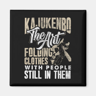 Imã Kajukenbo Art Dobrando Roupas Com Pessoas Karate J