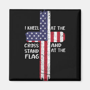 Imã Kneel Cross No Dia Do Memorial Cruzado Nunca Esque