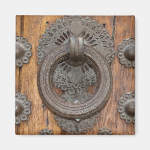 Imã Knocker de metal na porta velha de madeira