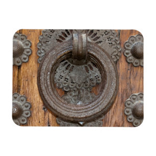 Ímã Knocker de metal na porta velha de madeira