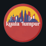 Imã Kuala Lumpur Malásia Retro City Skyline Cityscape<br><div class="desc">Design com lindas linhas do horizonte, atração turística e arte de paisagem urbana, arranha-céu Legal e ilustração da silhueta de construção para turistas e viajantes. Perfeito como lembrança para trazer de volta para casa quando viaja pelo mundo. Guarde a memória do seu viagem e as suas férias com a família...</div>