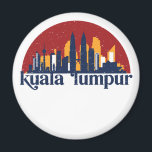 Imã Kuala Lumpur Malásia Retro City Skyline Cityscape<br><div class="desc">Design com lindas linhas do horizonte, atração turística e arte de paisagem urbana, arranha-céu Legal e ilustração da silhueta de construção para turistas e viajantes. Perfeito como lembrança para trazer de volta para casa quando viaja pelo mundo. Guarde a memória do seu viagem e as suas férias com a família...</div>