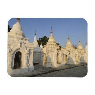 Ímã Kuthodaw Pagoda em Mandalay, conhecido como